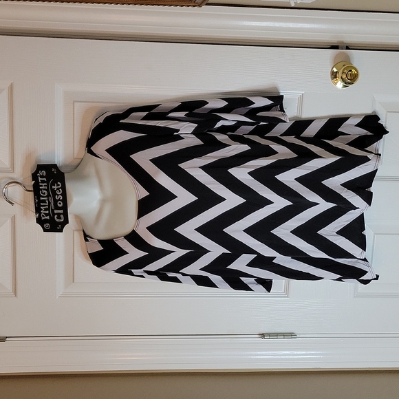 Star Vixen Tops - Star Vixen Tunic Top 1X Chevron Black White Handkerchief Hem